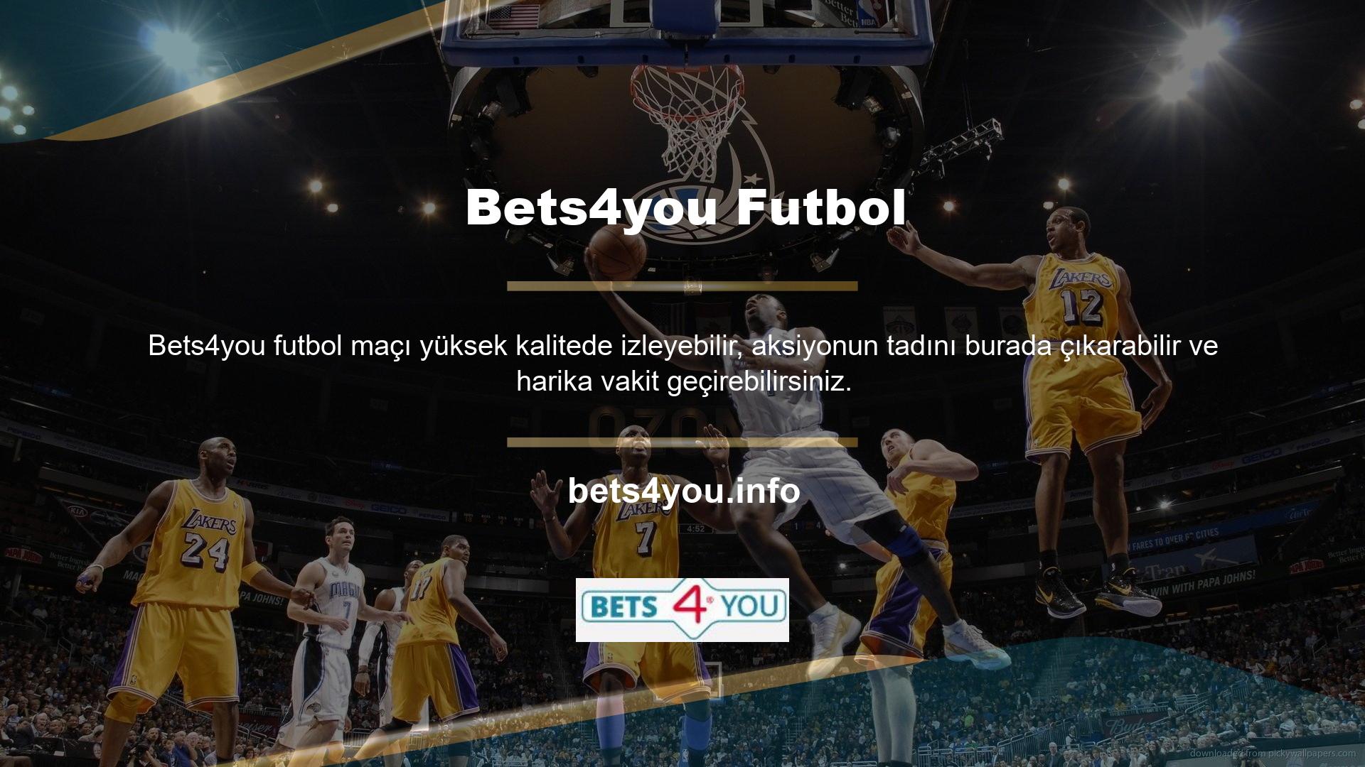 Arkadaşlarıyla futbol izlemekten hoşlanıyor